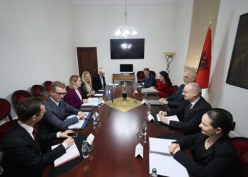 Shefja e diplomacisë së BE në Tiranë/ Firmoset marrëveshja për financimin e hekurudhës Durrës-Rrogozhinë