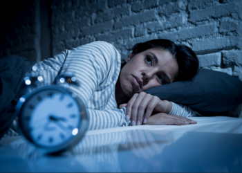 Gjumi i dobët po të shkatërron shëndetin? Ja 5 shenjat alarmante që s’duhet t’i injorosh!