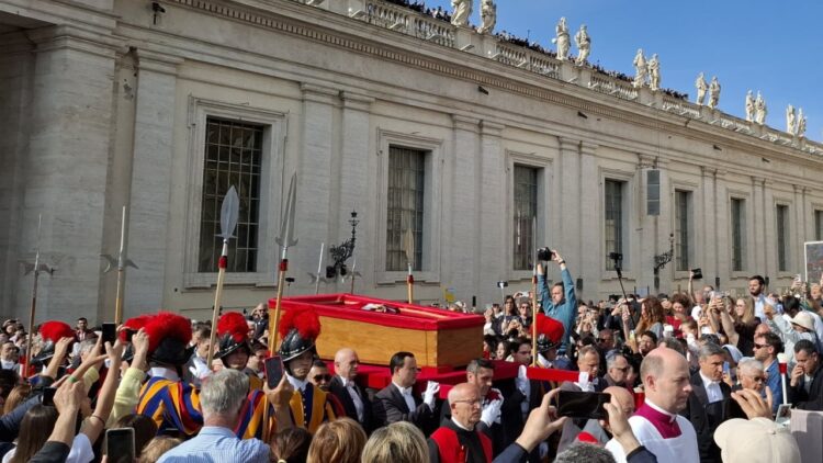 Papa Françesku përcillet sot për në banesën e fundit, mbi 200 mijë persona të pranishëm dhe liderë të njohur botëror