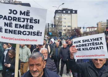 Prishtinë/ Qytetarët protestojnë kundër vendimit për shtrenjtimin e energjisë elektrike