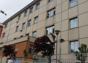 Ngjarje e rëndë në Spitalin Psikiatrik në Tiranë! 30-vjeçarja plagos dy pacient