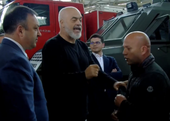 “Kërkojnë ryshfet”/ Ramës nuk i del e keqja me qytetarin, me ministrin e Brendshëm i bëjnë presion pas takimit: Do vish me mua ose…