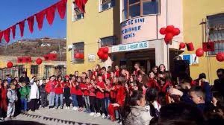 Tentoi të largohej nga Rinasi/ Policia prangos mësuesin ‘maniak, ngacmonte seksualisht dy nxënëse