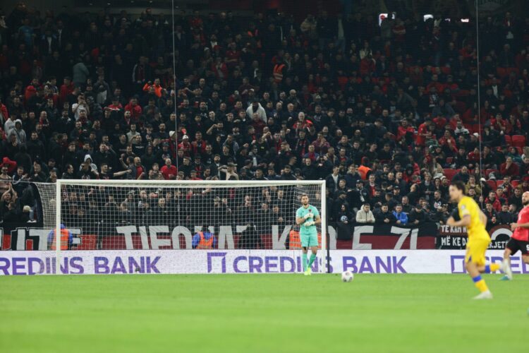 FSHF gjobitet për sjelljen e tifozëve në ndeshjen Shqipëri-Andorra, 20% e stadiumit do të mbyllet ndaj Serbisë