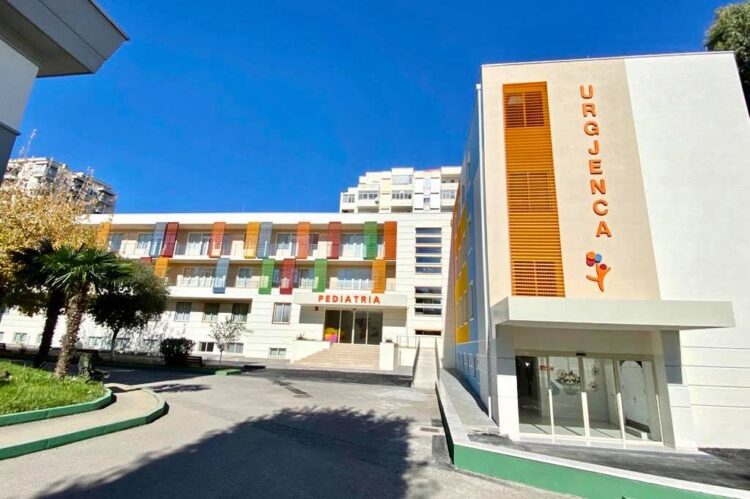 Aksident në aksin Gjirokastër-Tepelenë, automjeti përplas këmbësoren