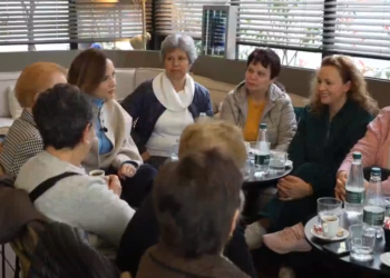 Tabaku me pensionistet në Tiranë: Rama dështoi në 12 vite, do ju rikthejmë dinjitetin