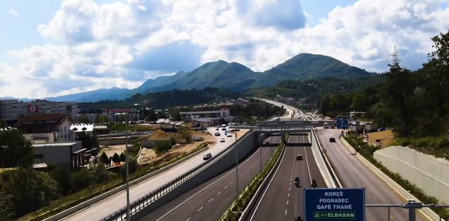 Makina përplaset me motorin në Unazën e Madhe, plagoset rëndë drejtuesi i motomjetit