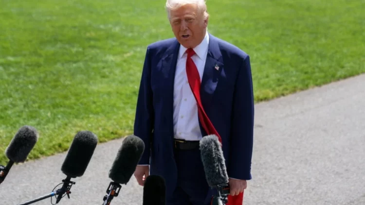 Pyetet se kush duhet të jetë Papa i ri, Trump përgjigjet duke qeshur: Do të doja të isha unë!