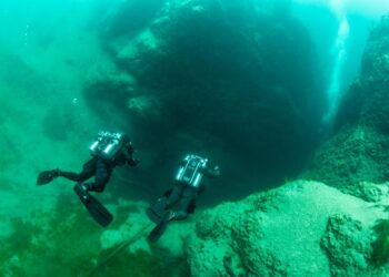 U  zhyt poshtë liqenit Baikal, roboti gjen atë që askush nuk e priste!