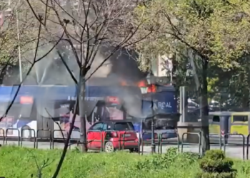 Skandalet nuk kanë fund me urbanët e Veliajt/ Përfshihet nga flakët autobusi para Ministrisë së Jashtme