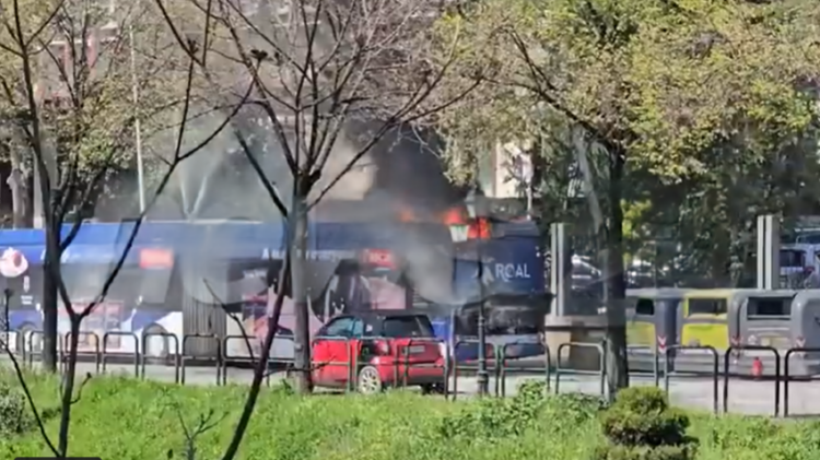 Skandalet nuk kanë fund me urbanët e Veliajt/ Përfshihet nga flakët autobusi para Ministrisë së Jashtme