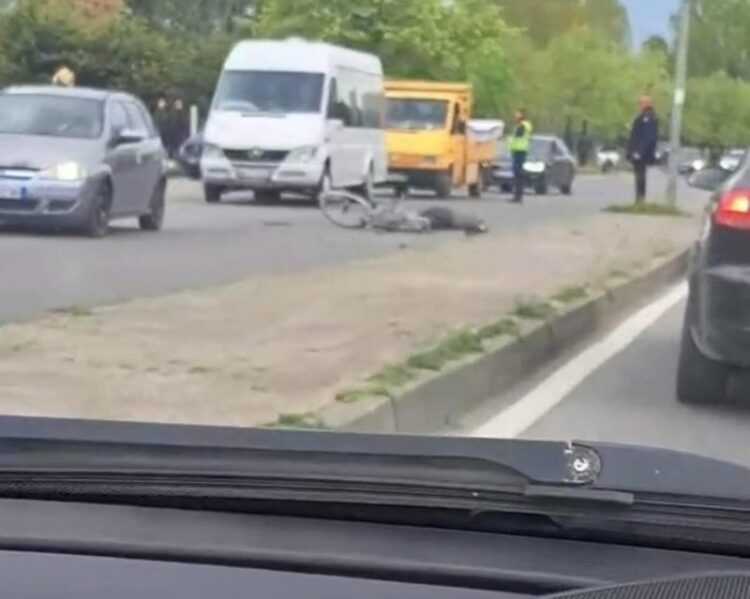 Aksident i rëndë në Shkodër, i moshuari me biçikletë përplaset nga një makinë
