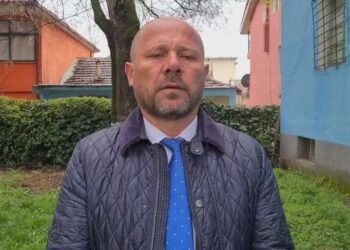 VIDEO/ Grushte në takimin elektoral, dalin pamjet e sherrit ku u përfshi Xhelal Mziu