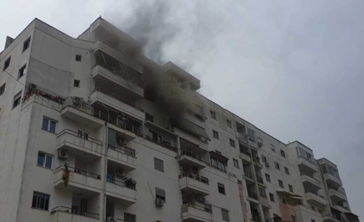 Përfshihet nga flakët një pallat në Astir