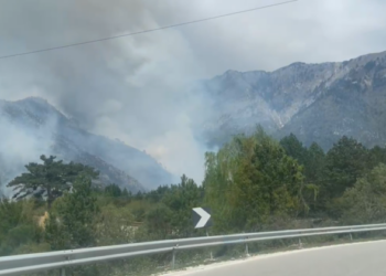 Zjarr në Llogora/ Era ndihmon në avancimin e flakëve, terreni nuk i lejon zjarrfikëset