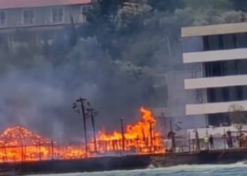 Zjarr në Radhimë! Shkrumbohen dy beach bare dhe një restorant, rrezikohet edhe hoteli
