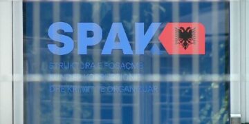 Elvis Doçi, i akuzuar për drejtimin e grupit kriminal, përfiton leje ndërtimi hoteli në Durrës