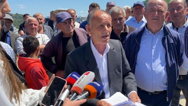 Peqin/ Banorët e Grykshit në protestë: Ndërtimi i autostradës na ka zaptuar tokat bujqësore