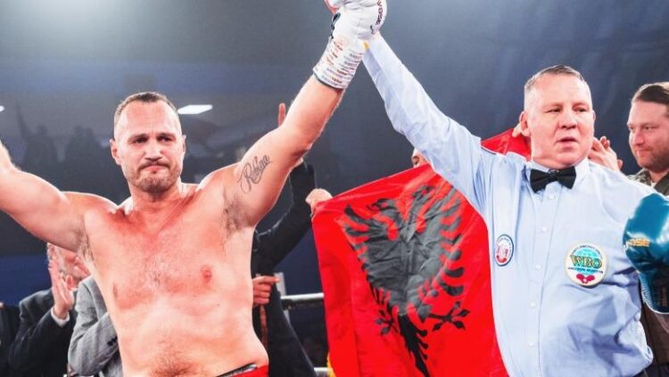 Numra të pabesueshëm për kampionin Nelson Hysa, boksieri shqiptar vijon ngjitjen në WBO dhe WBA