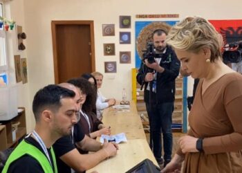 Kryemadhi voton me të birin dhe nënën! Besart Metaj: Ju bëj thirrje qytetarëve dilni votoni