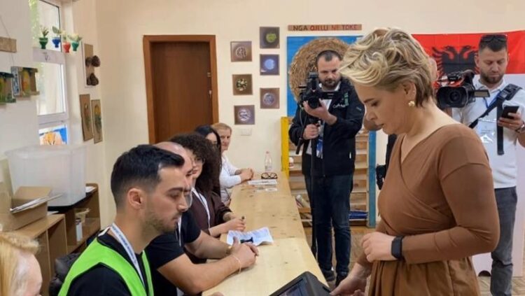 Kryemadhi voton me të birin dhe nënën! Besart Metaj: Ju bëj thirrje qytetarëve dilni votoni