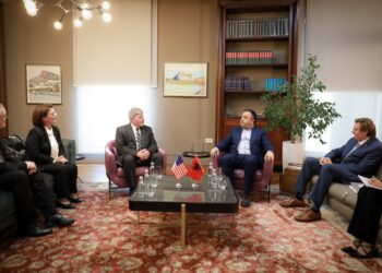 SHBA rrit mbështetjen për drejtësinë dhe sigurinë në Shqipëri – vizitë e lartë zyrtare dhe pajisje për burgjet