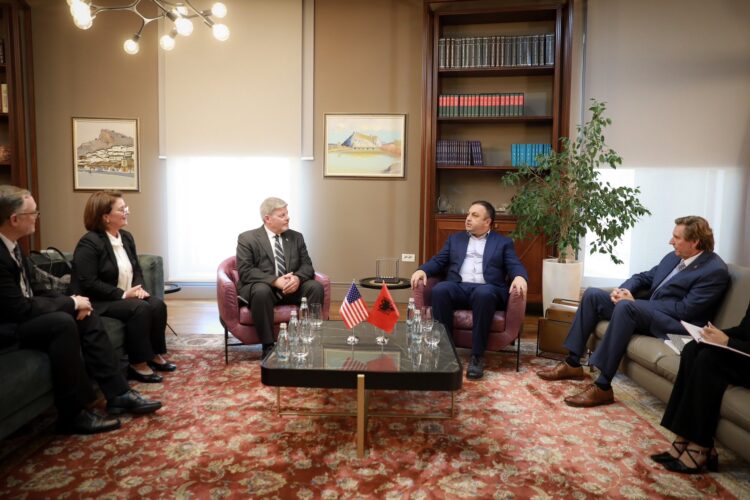 SHBA rrit mbështetjen për drejtësinë dhe sigurinë në Shqipëri – vizitë e lartë zyrtare dhe pajisje për burgjet
