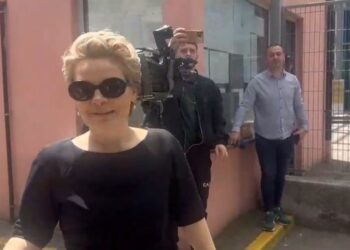 Kryemadhi në SPAK, batuta me gazetarët për veshjen: Nuk kam ndonjë gjë të keqe