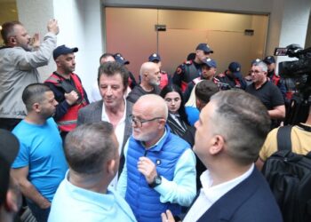 Konflikti te “Petro Nini”/ PD reagim zyrtar: Dyshohet se ka materiale zgjedhore, pajisje elektronike dhe shuma monetare