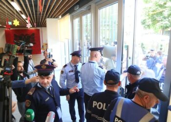 Foto/ Policia shoqëron jashtë KZAZ-së nr. 40 vëzhguesit dhe gazetarët