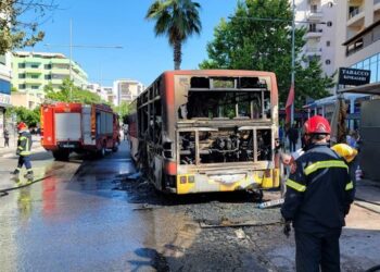 Momente paniku në Durrës, merr flakë autobusi me pasagjerë