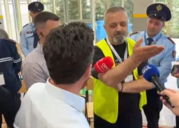Shpallen të pavlefshme fletët e votimit të “Mundësisë”/ Përplasje mes vëzhguesve dhe numëruesve, Policia i nxjerr jashtë