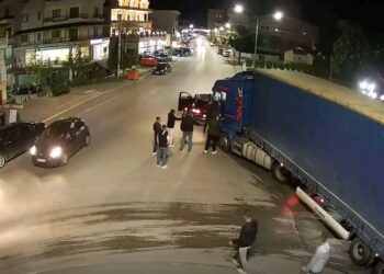 VIDEO/ Deputeti Bledion Nallbati dhe vëllai i tij dhunojnë shoferin e një kamioni! Si nisi sherri në mes të rrugës