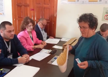 E moshuara voton me ndihmën e mbesës, bllokohet një QV në Lezhë