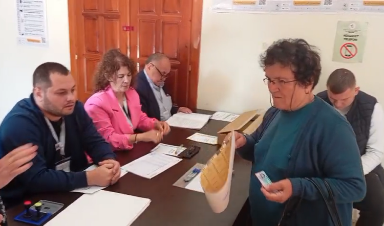 E moshuara voton me ndihmën e mbesës, bllokohet një QV në Lezhë