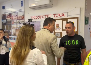 Kur policia procedon zbuluesin e skandalit, uniformat blu nën urdhrat e bandave