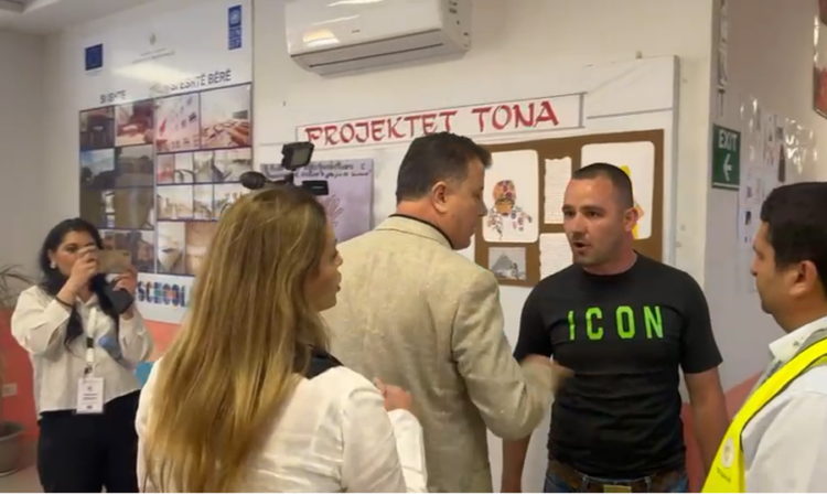 Kur policia procedon zbuluesin e skandalit, uniformat blu nën urdhrat e bandave