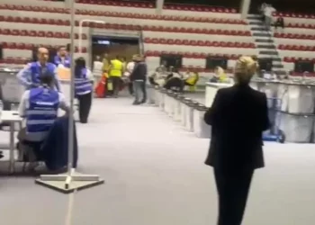 Zarfi i fundit nga jashtë mbërrin në Tiranë, votat e Diasporës në pritje të numërimit