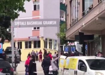 Helmimi nga ushqimi me salmonelë në kopshtin e Gramshit, policia: Në spital 6 fëmijë! Sekuestrohen kartelat klinike