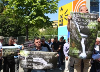 “Na keni marrë shpresën”/ Kundër ndërtimit të HEC-it në fshatin Kaçinar, banori thirrje Ballukut: Keni firmosur