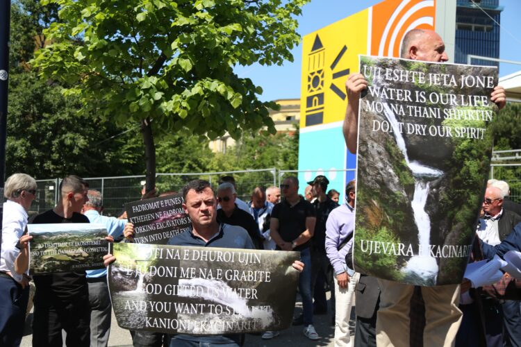 “Na keni marrë shpresën”/ Kundër ndërtimit të HEC-it në fshatin Kaçinar, banori thirrje Ballukut: Keni firmosur