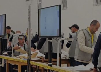 Komisionerët ndjejnë lodhjen, ndërpritet numërimi në Dibër dhe Pogradec