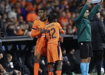 Liverpool gjen zëvendësuesin e Arnold, piketon mbrojtësin holandez