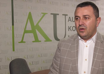 AKU zhytet thellë në skandal! Mbron helmuesit e fëmijëve dhe kërcënon mediat