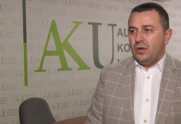 AKU zhytet thellë në skandal! Mbron helmuesit e fëmijëve dhe kërcënon mediat