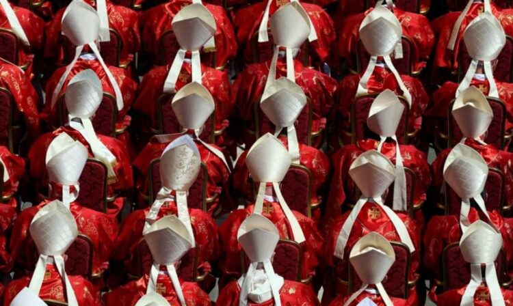 Të gjithë kardinalët me të drejtë vote kanë mbërritur në Romë, ja kur nis konklava