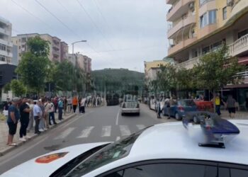 Aksident i rëndë në Lezhë! Këmbësorja përplaset te vijat e bardha, dërgohet në spital