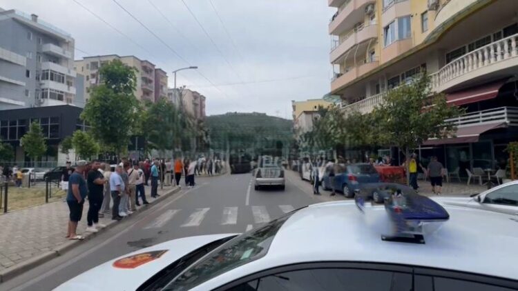 Aksident i rëndë në Lezhë! Këmbësorja përplaset te vijat e bardha, dërgohet në spital