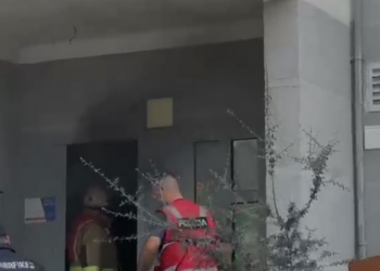 Zjarr në një pallat në Radhimë, evakuohen banorët