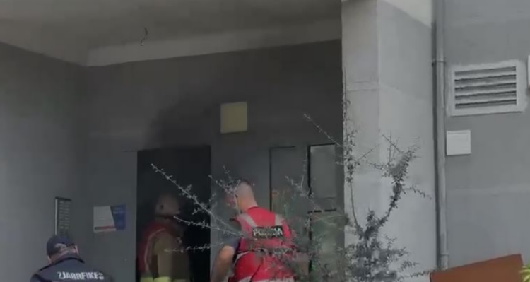 Zjarr në një pallat në Radhimë, evakuohen banorët